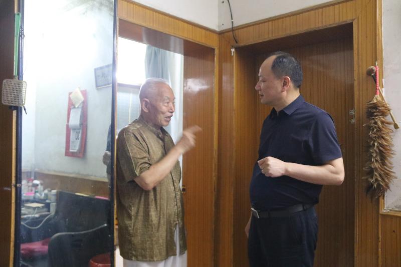 公司黨委書(shū)記、董事長(zhǎng)周鴻春節(jié)慰問(wèn)老黨員、軍轉(zhuǎn)干部