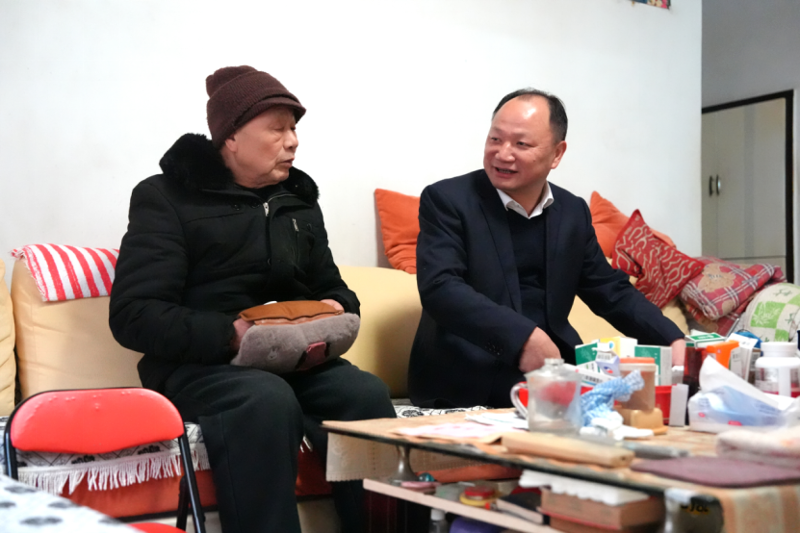 公司黨委走訪慰問困難黨員和困難職工、看望慰問老領導和老同志