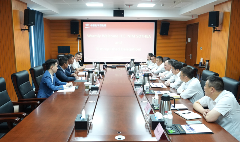 周鴻與柬埔寨公共事務(wù)與交通運(yùn)輸部副部長尼姆·索提亞舉行會談