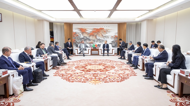 莫鼎革與巴西礦產(chǎn)與能源部部長亞歷山大·西爾韋拉舉行會談